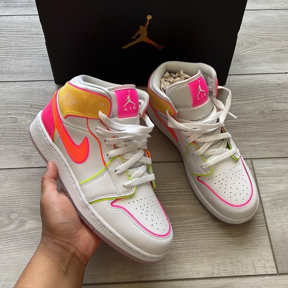 Glow Edge Jordan 1 Mid - 7Y / 8.5W